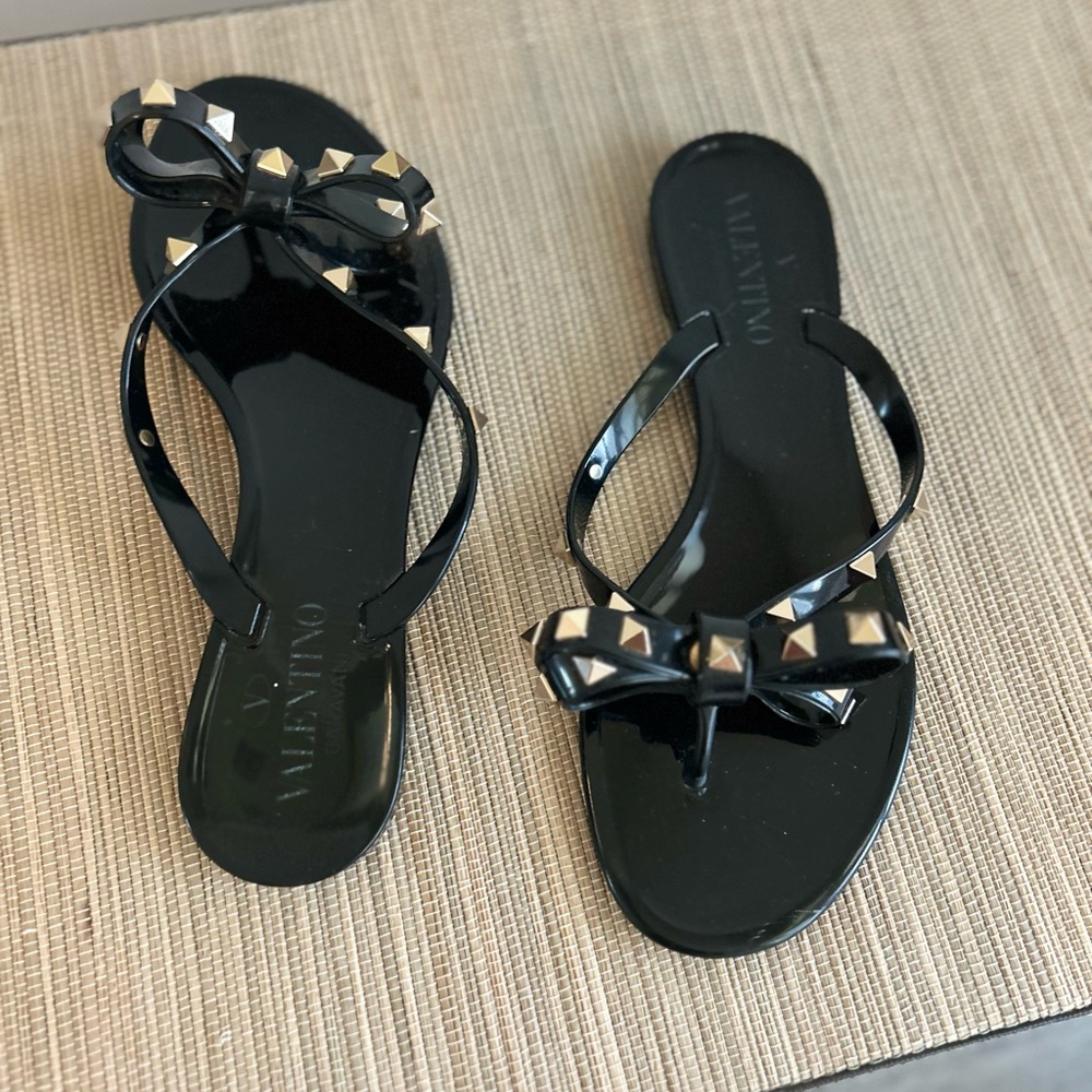 Valentino Garavani, RUBBER ROCKSTUD THONG